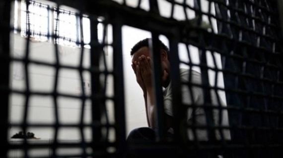 حبس بائع عطور مارس البلطجة في عمان